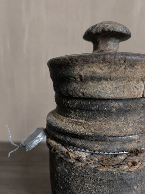 Oud houten potje met deksel, detail 3