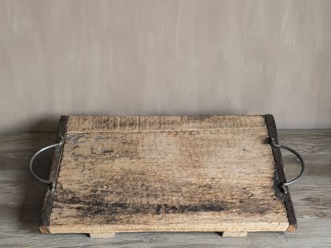 Oud rustiek houten dienblad met metalen handgrepen, detail 2