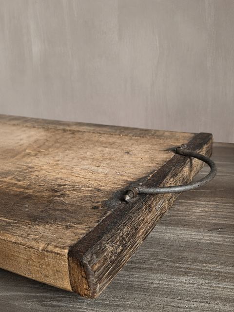 Oud rustiek houten dienblad met metalen handgrepen, detail 3