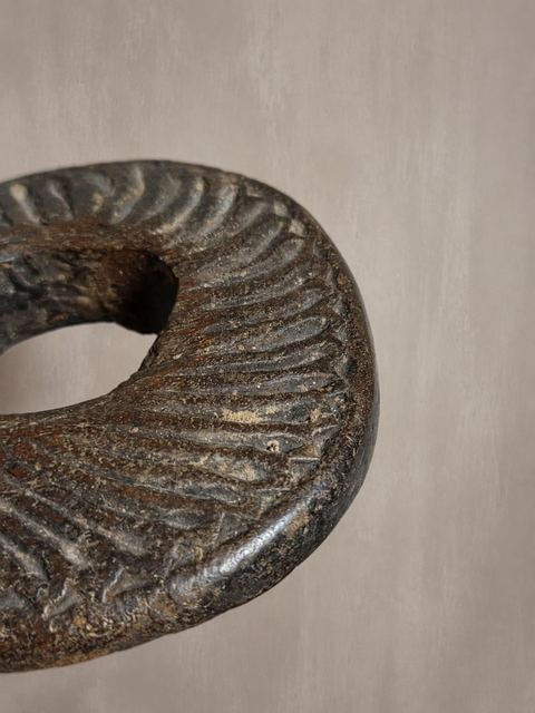 Uniek houten ornament in katrolvorm – doorleefd en karaktervol, detail 2