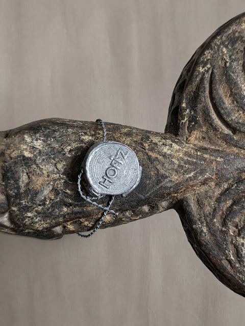 Uniek houten ornament in katrolvorm – doorleefd en karaktervol, detail 2