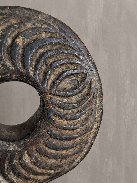 Uniek houten ornament in katrolvorm – doorleefd en karaktervol, detail 3