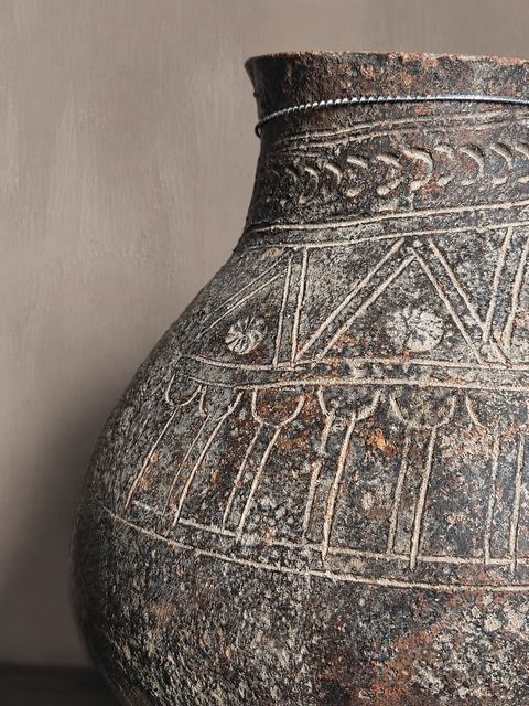 Unieke oude aardewerken kruik op metalen standaard, detail 2