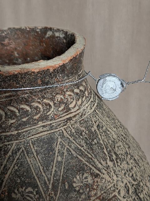 Unieke oude aardewerken kruik op metalen standaard, detail 3