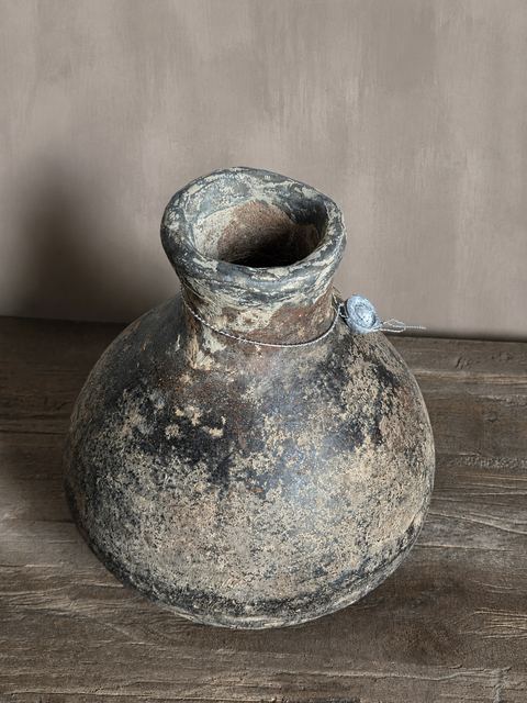 Unieke oude aardewerken kruik, detail 2