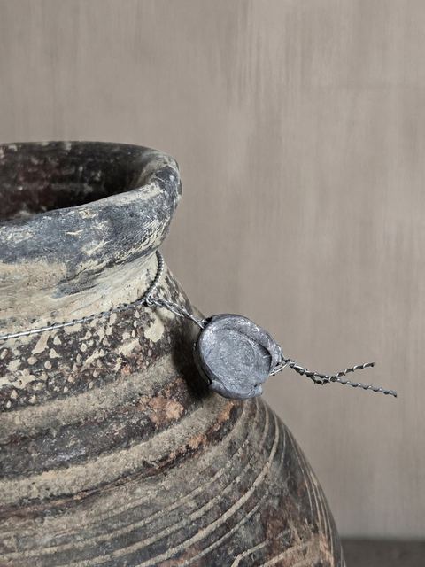 Unieke oude aardewerken kruik, detail 2