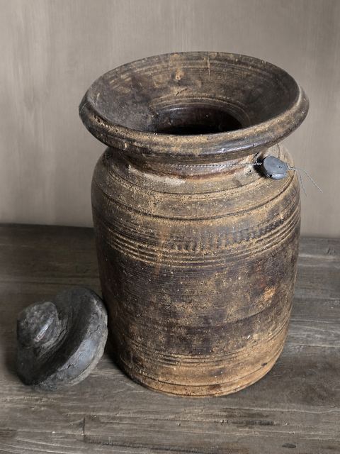 Authentieke oude houten pot met deksel, detail 2