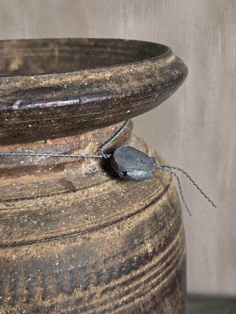 Authentieke oude houten pot met deksel, detail 3