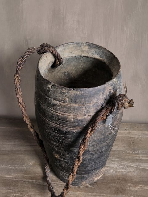Authentieke Nepalese houten draagpot met gevlochten touw, detail 2