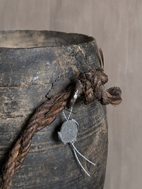 Authentieke Nepalese houten draagpot met gevlochten touw, detail 3