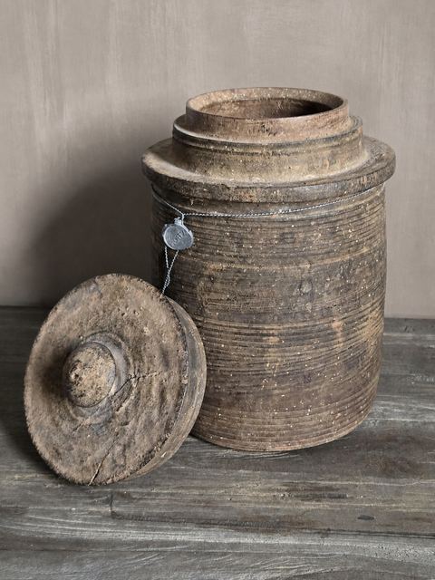 Authentieke Nepalese houten voorraadpot met deksel, detail 2