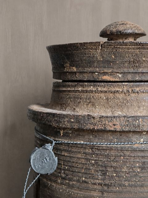 Authentieke Nepalese houten voorraadpot met deksel, detail 3