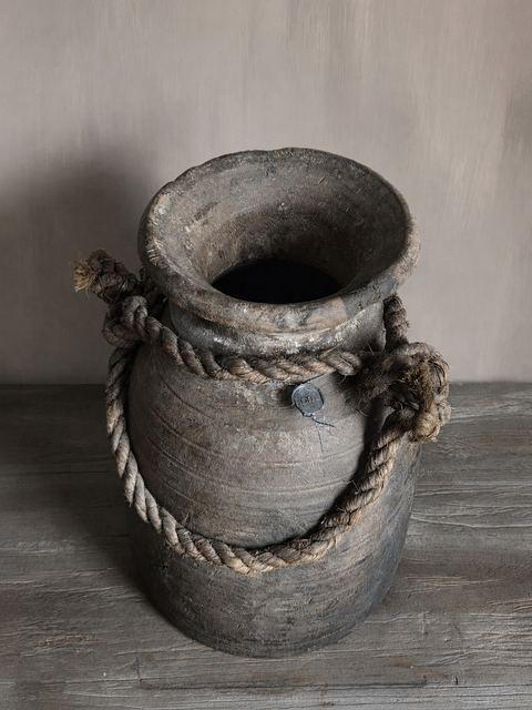 Authentieke Nepalese houten draagpot met gevlochten touw, detail 2