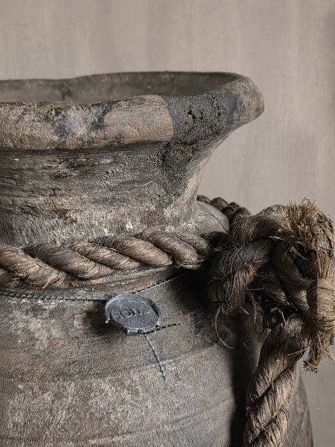 Authentieke Nepalese houten draagpot met gevlochten touw, detail 3