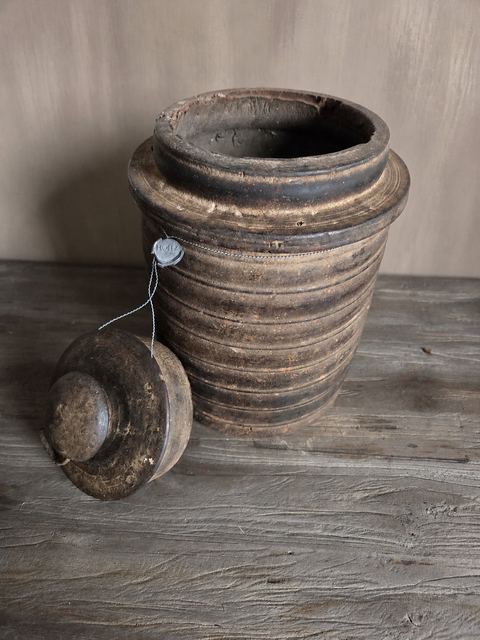 Authentieke Nepalese houten voorraadpot met deksel, detail 2