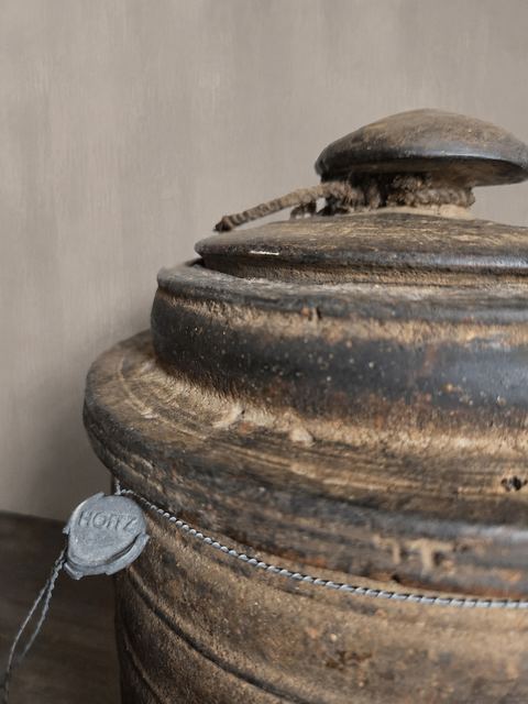 Authentieke Nepalese houten voorraadpot met deksel, detail 3