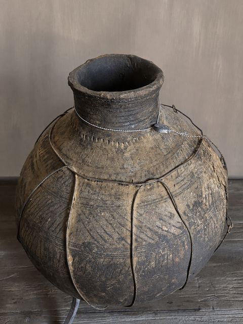 Authentieke Hoffz stenen kruik op metalen standaard, detail 3