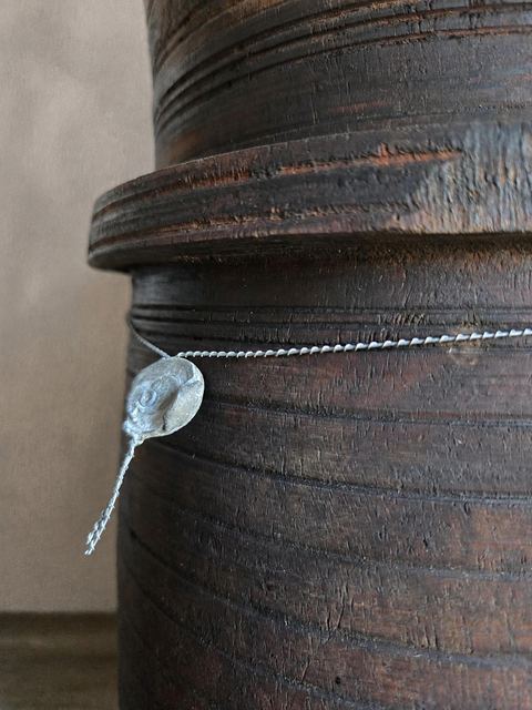 Authentieke oude houten Hoffz-pot met deksel, detail 2