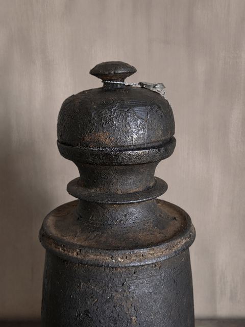 Authentieke Nepalese houten Theki-kruik met deksel, detail 2