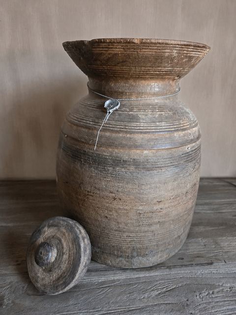 Authentieke Nepalese houten pot met deksel, detail 2