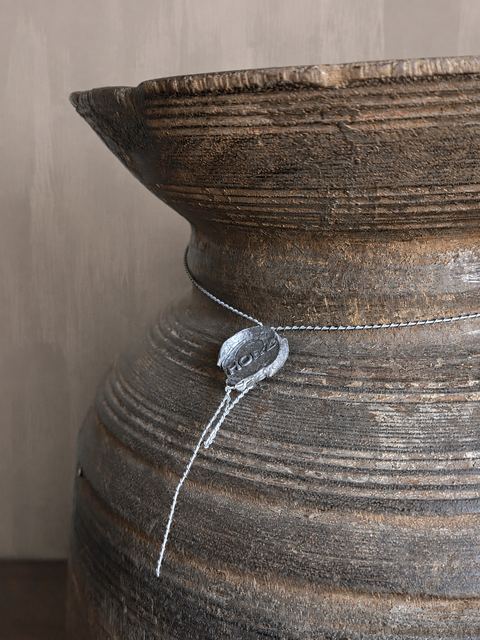 Authentieke Nepalese houten pot met deksel, detail 3
