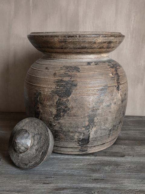 Authentieke Nepalese houten pot met deksel, detail 2