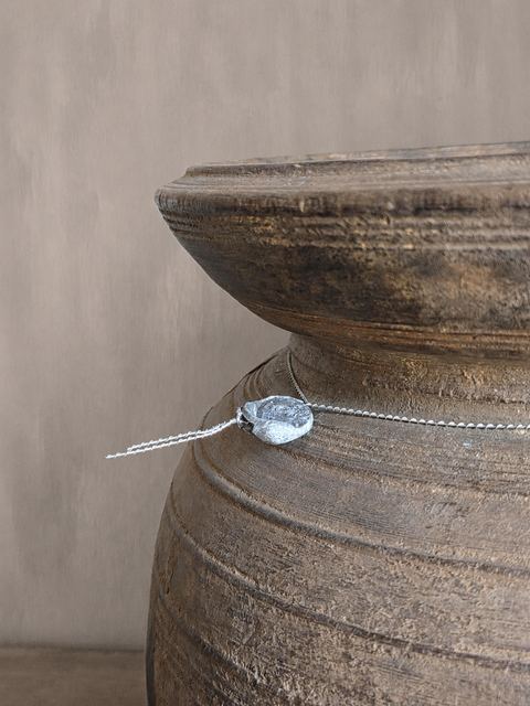 Authentieke Nepalese houten pot met deksel, detail 3