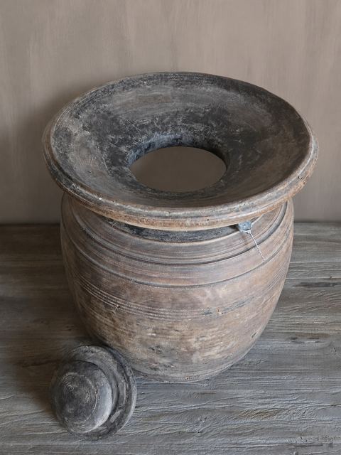 Authentieke Nepalese houten pot met deksel, detail 2