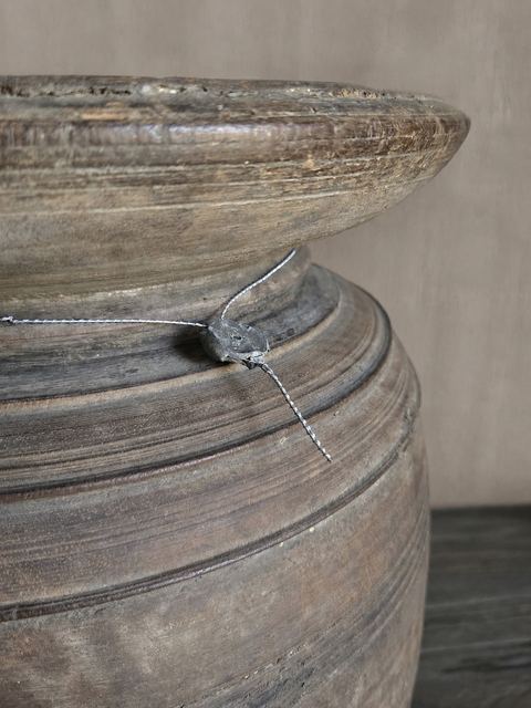 Authentieke Nepalese houten pot met deksel, detail 3