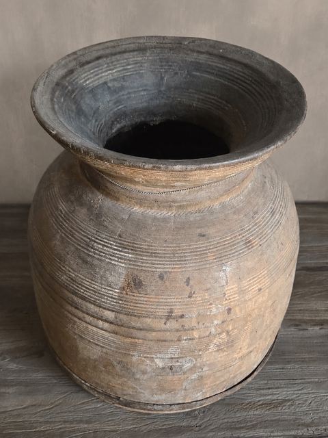 Authentieke Nepalese houten pot met brede hals, detail 2