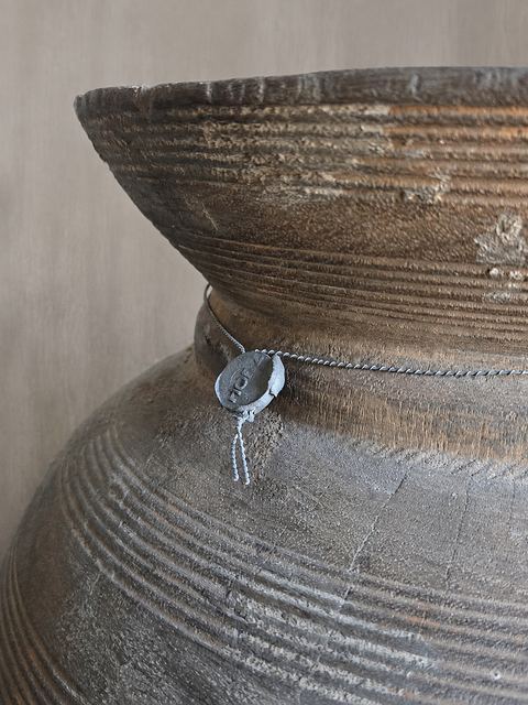 Authentieke Nepalese houten pot met brede hals, detail 3