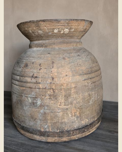 Authentieke Nepalese houten pot met brede hals, Hoffz, bij Mahieu&Merckx