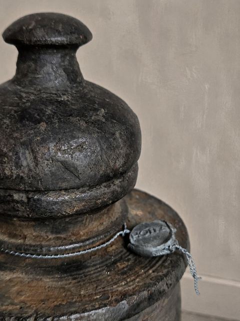 Authentieke oude houten pot met deksel, detail 3