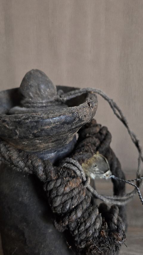 Oud houten kruikje met stopper en touw, detail 3