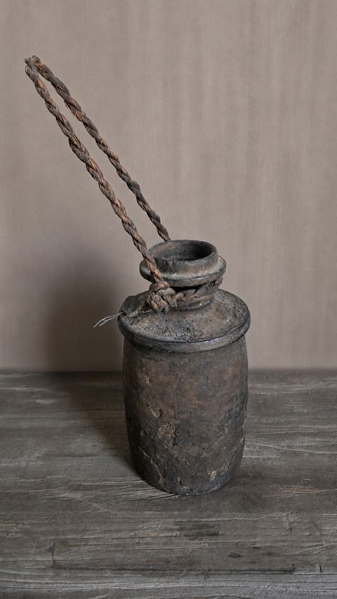 Oude houten draagkruik met touw, detail 2
