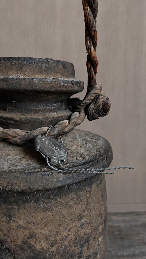 Oude houten draagkruik met touw, detail 3