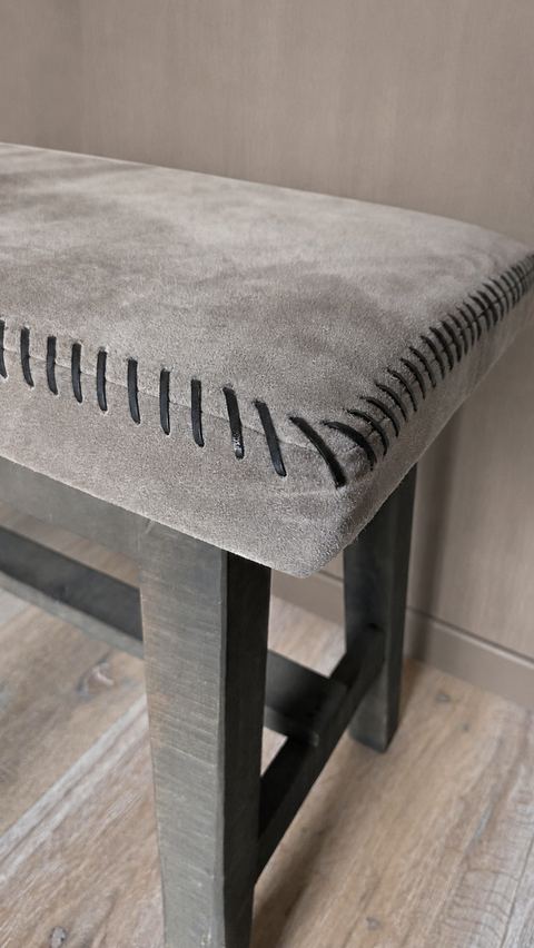 Bankje Avani (suede), detail 2
