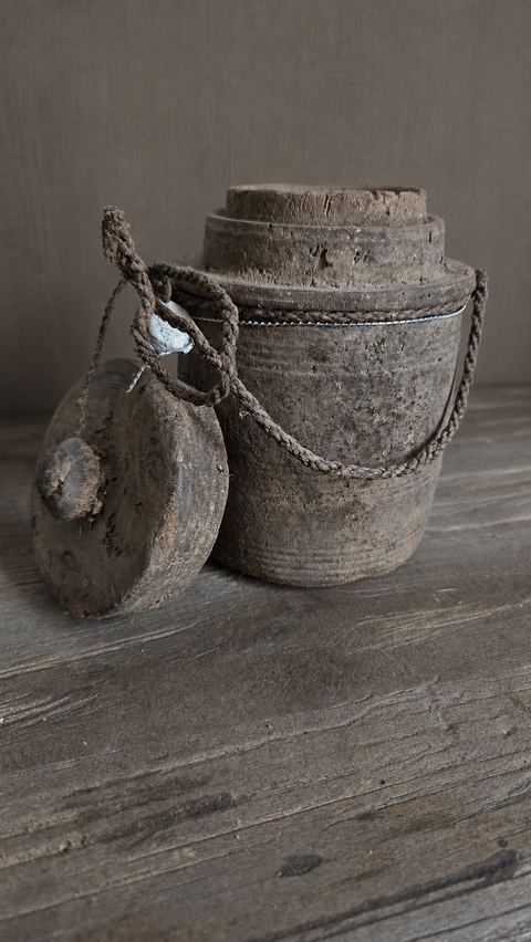 Oude houten pot met deksel, detail 3