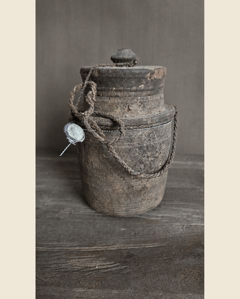 Oude houten pot met deksel, Hoffz, bij Mahieu&Merckx