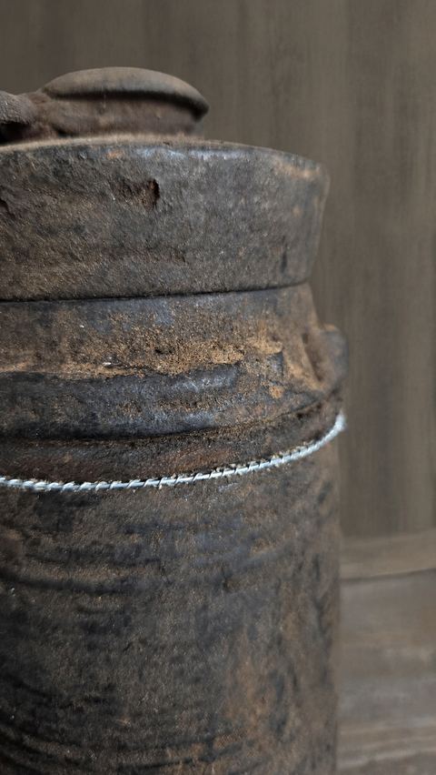 Oude houten draagpot met deksel, detail 2