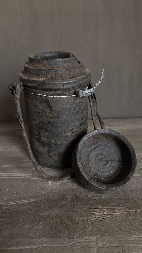 Oude houten draagpot met deksel, detail 3