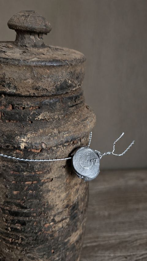 Verzegelde houten pot met deksel, detail 2