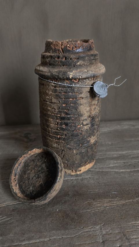 Verzegelde houten pot met deksel, detail 3