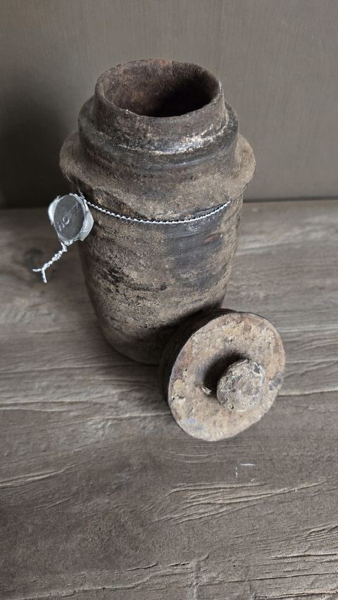 Oude houten pot met knopdeksel, detail 3