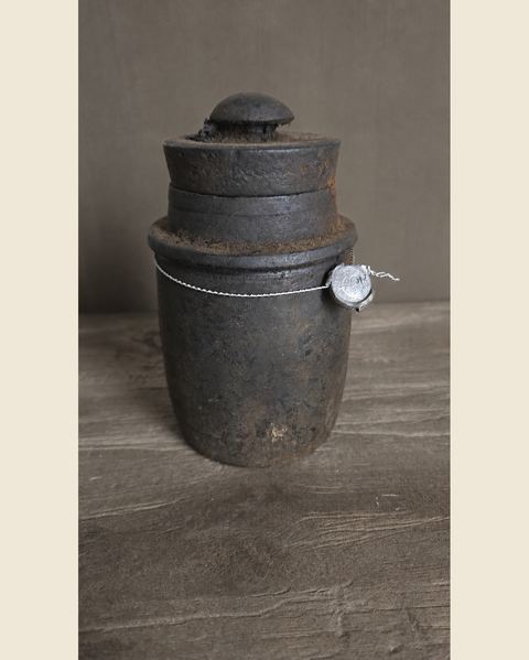 Oude houten pot met deksel, Hoffz, bij Mahieu&Merckx