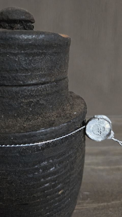 Oude geribbelde houten pot met deksel, detail 2
