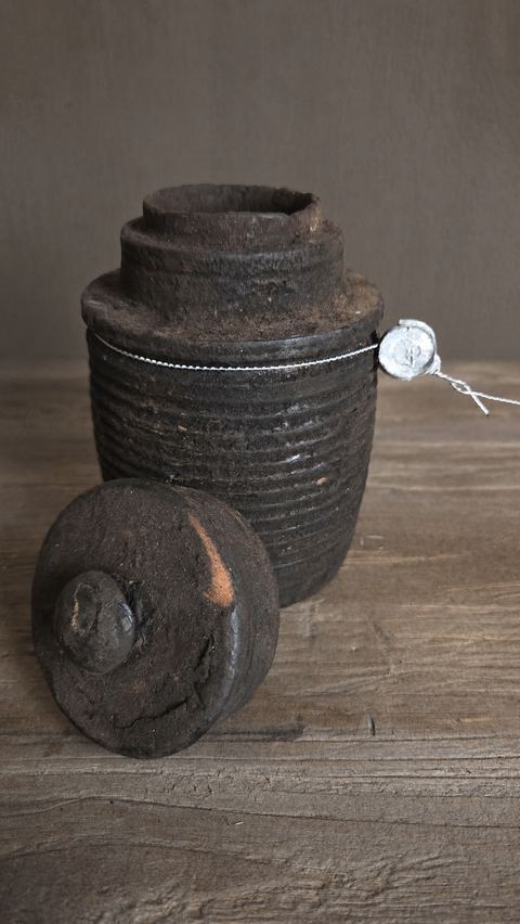 Oude geribbelde houten pot met deksel, detail 3