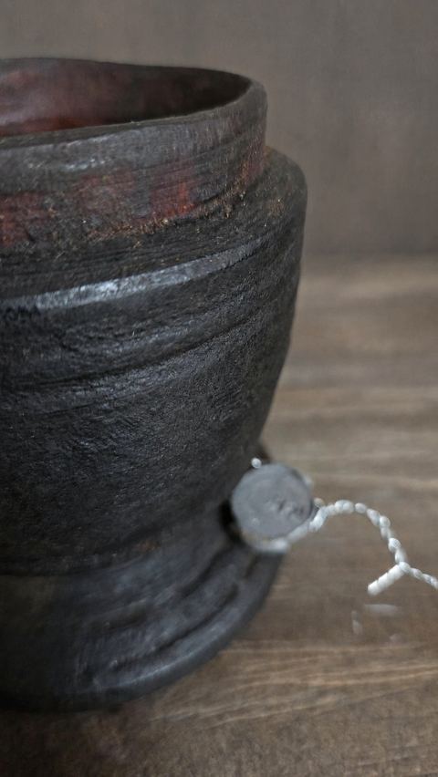 Klein houten potje op voet, detail 2
