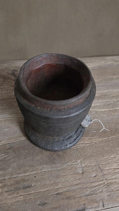 Klein houten potje op voet, detail 3