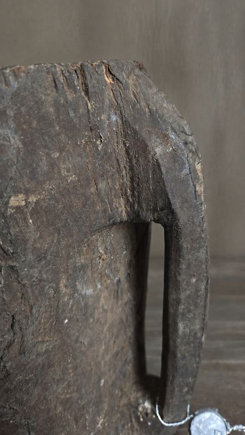 Oude houten kom met handvat, detail 2
